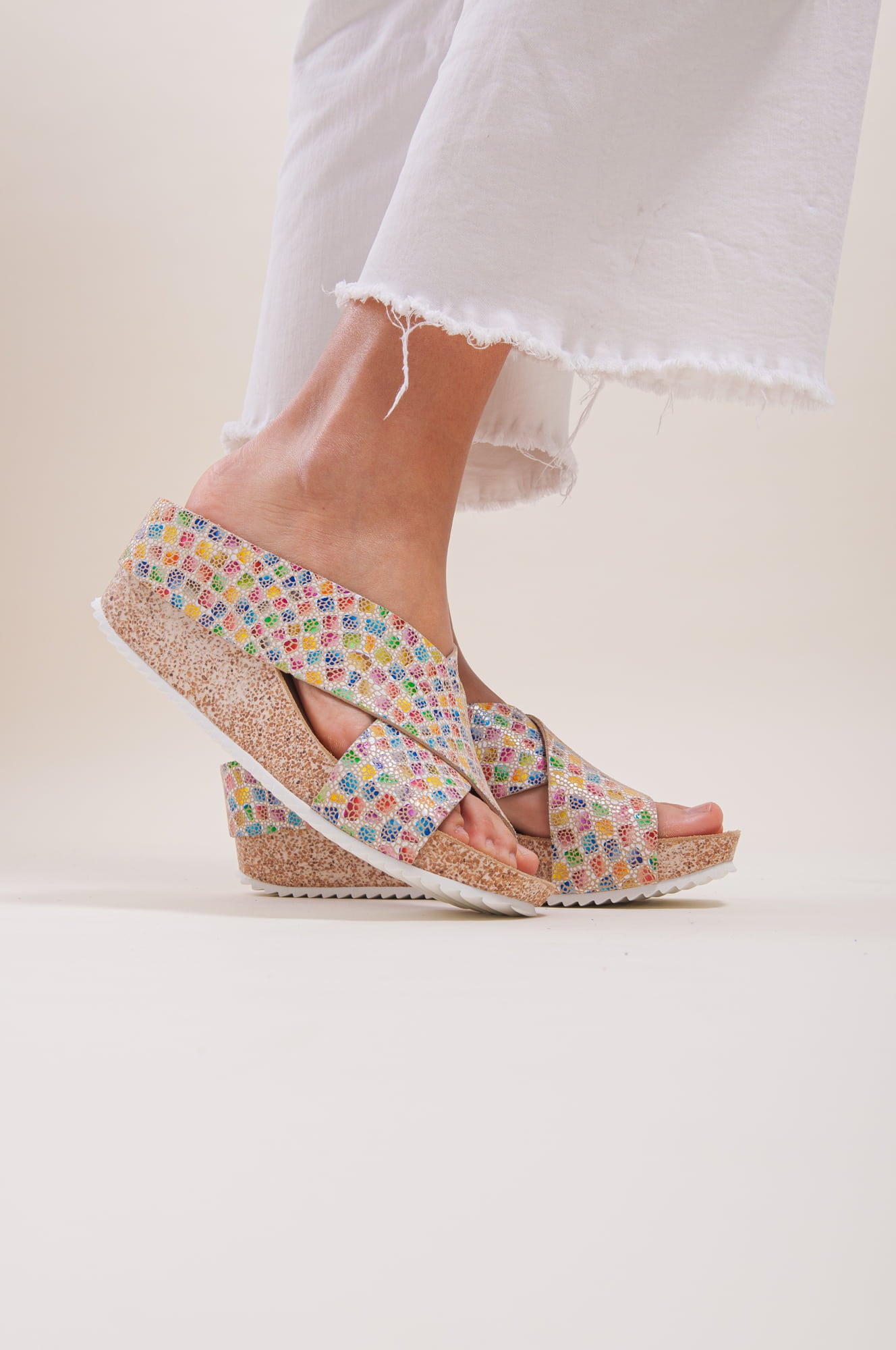 Sandalias de cuña. Sandalia de mujer con plataforma. Zapato de mujer ideal para el verano.