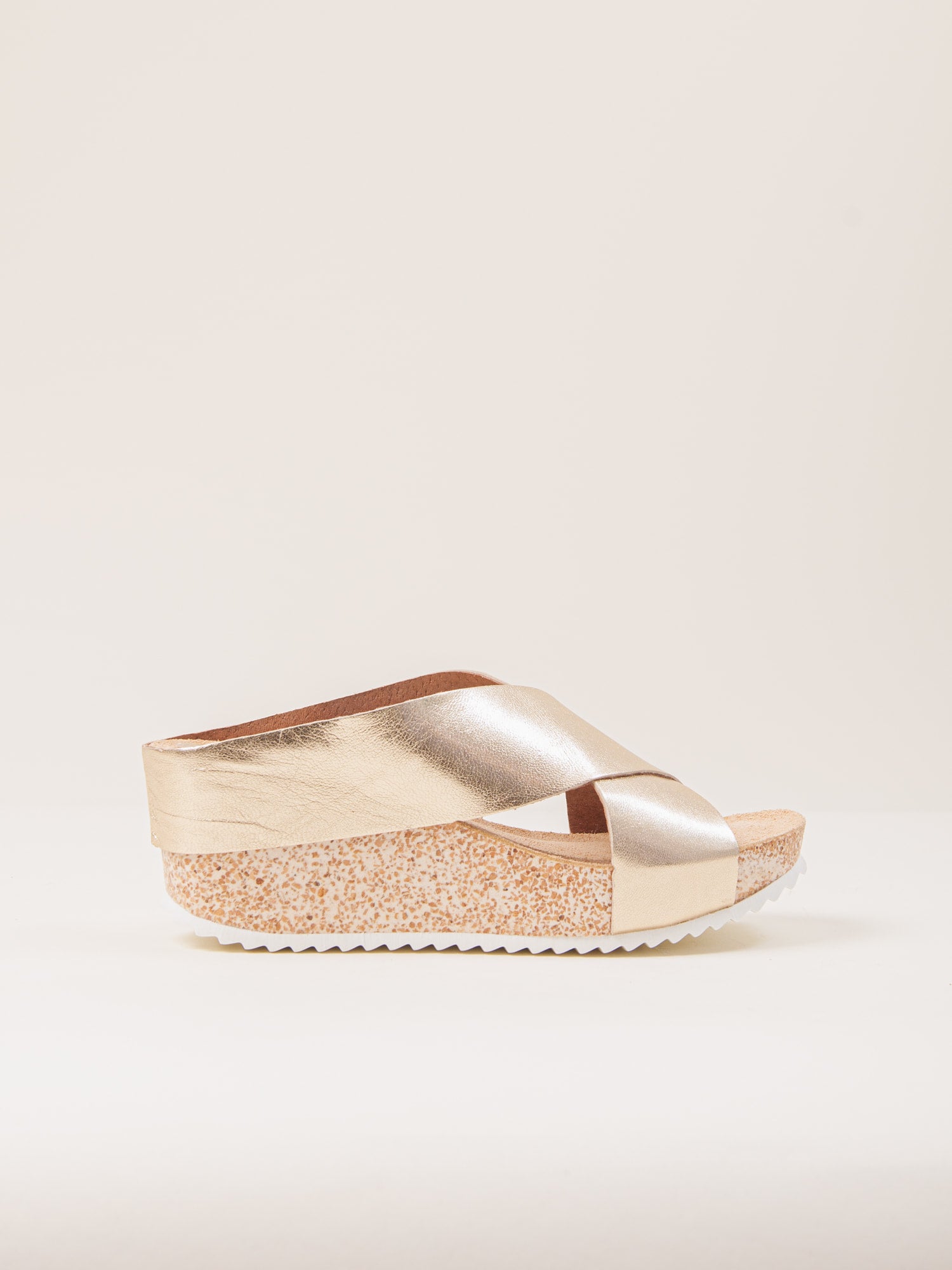 Sandalias de cuña. Sandalia de mujer con plataforma. Zapato de mujer ideal para el verano.