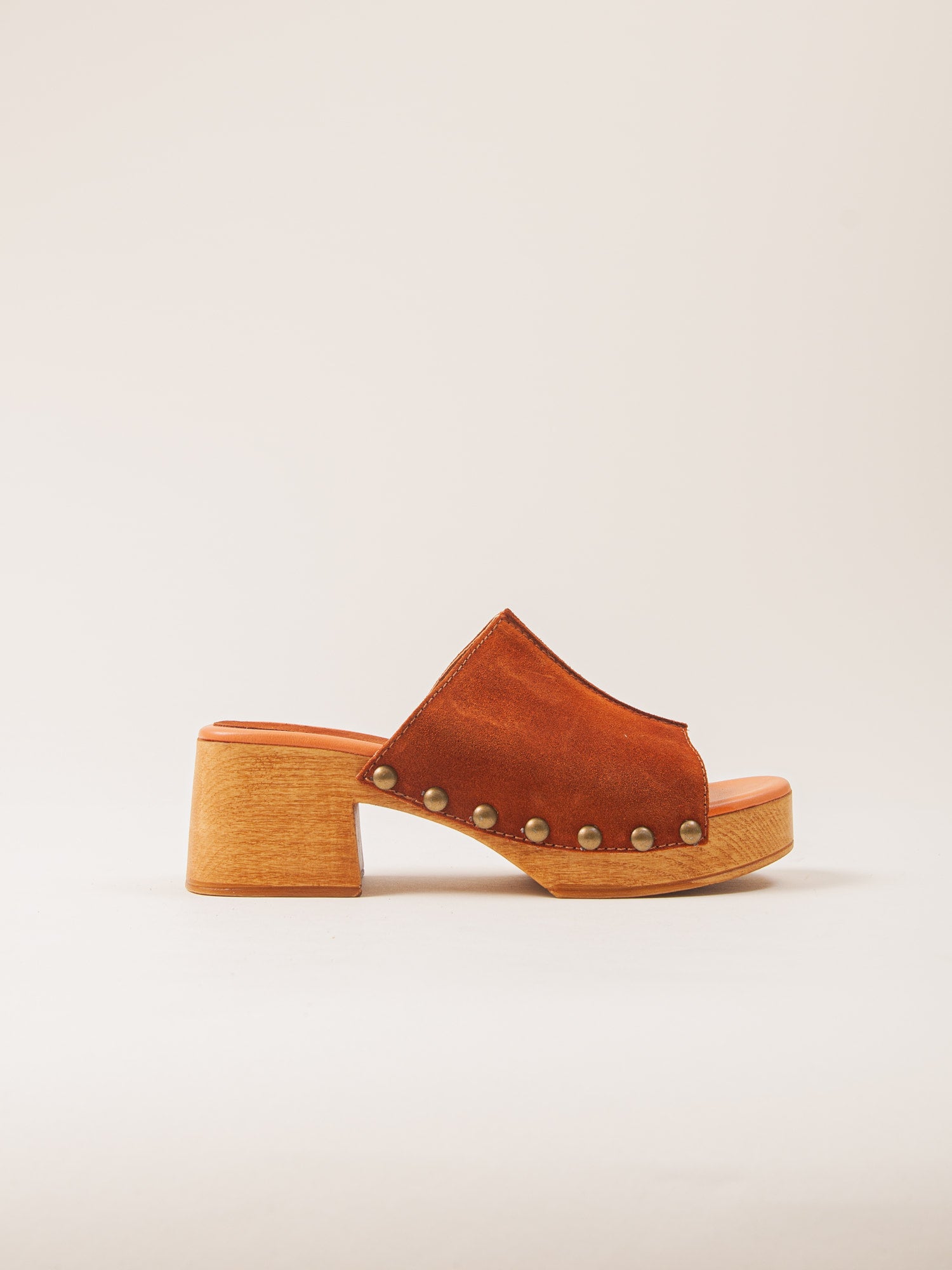 Zuecos de tacón ancho cómodos para mujer. Sandalias ligeros de uso diario.