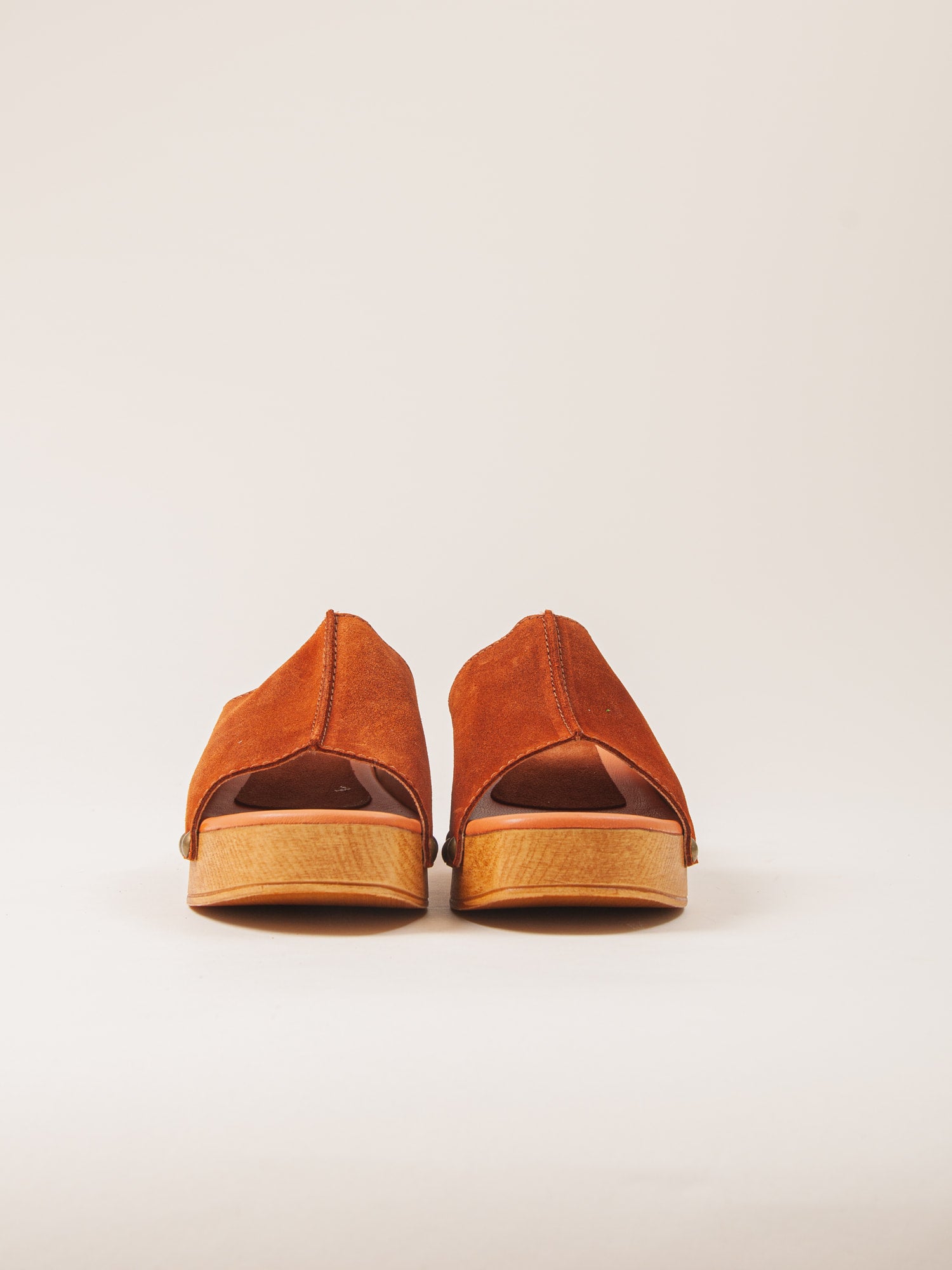 Zuecos de tacón ancho cómodos para mujer. Sandalias ligeros de uso diario.