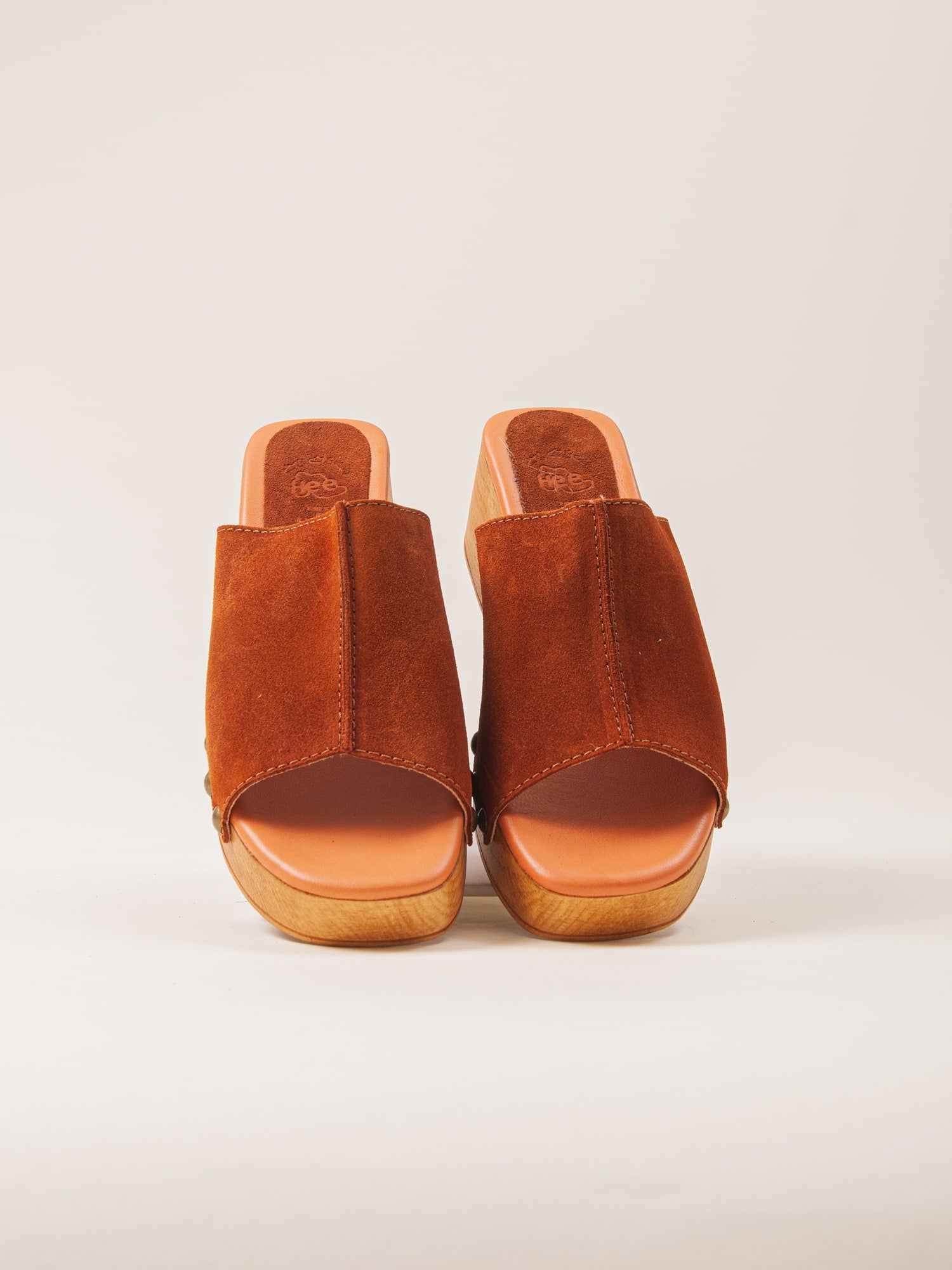 Zuecos de tacón ancho cómodos para mujer. Sandalias ligeros de uso diario.