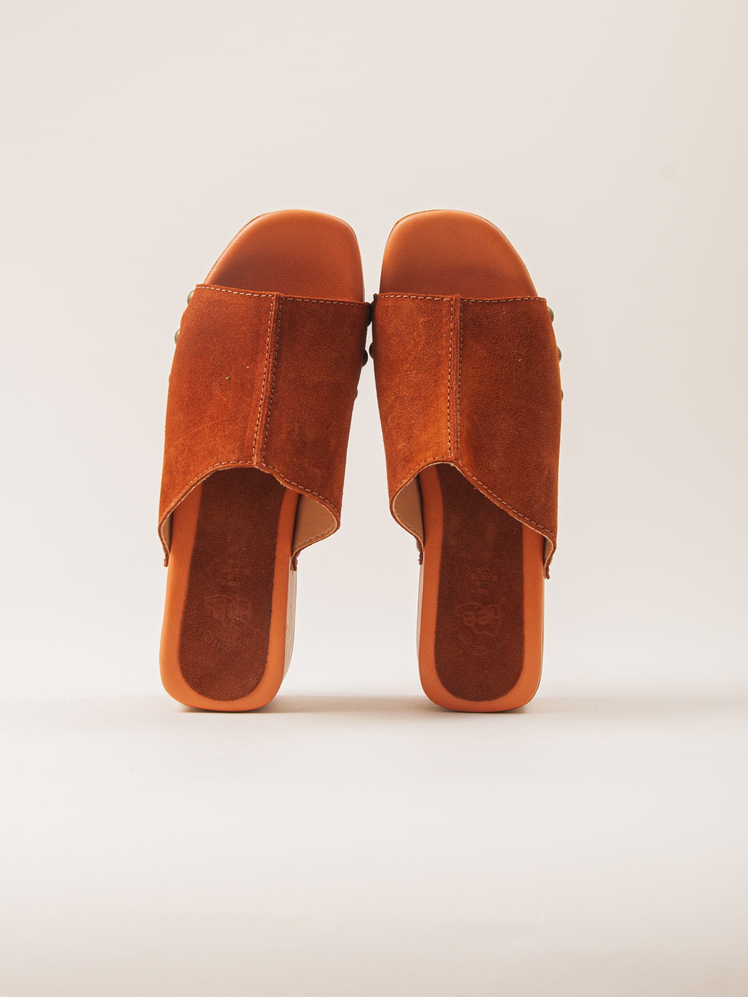Zuecos de tacón ancho cómodos para mujer. Sandalias ligeros de uso diario.