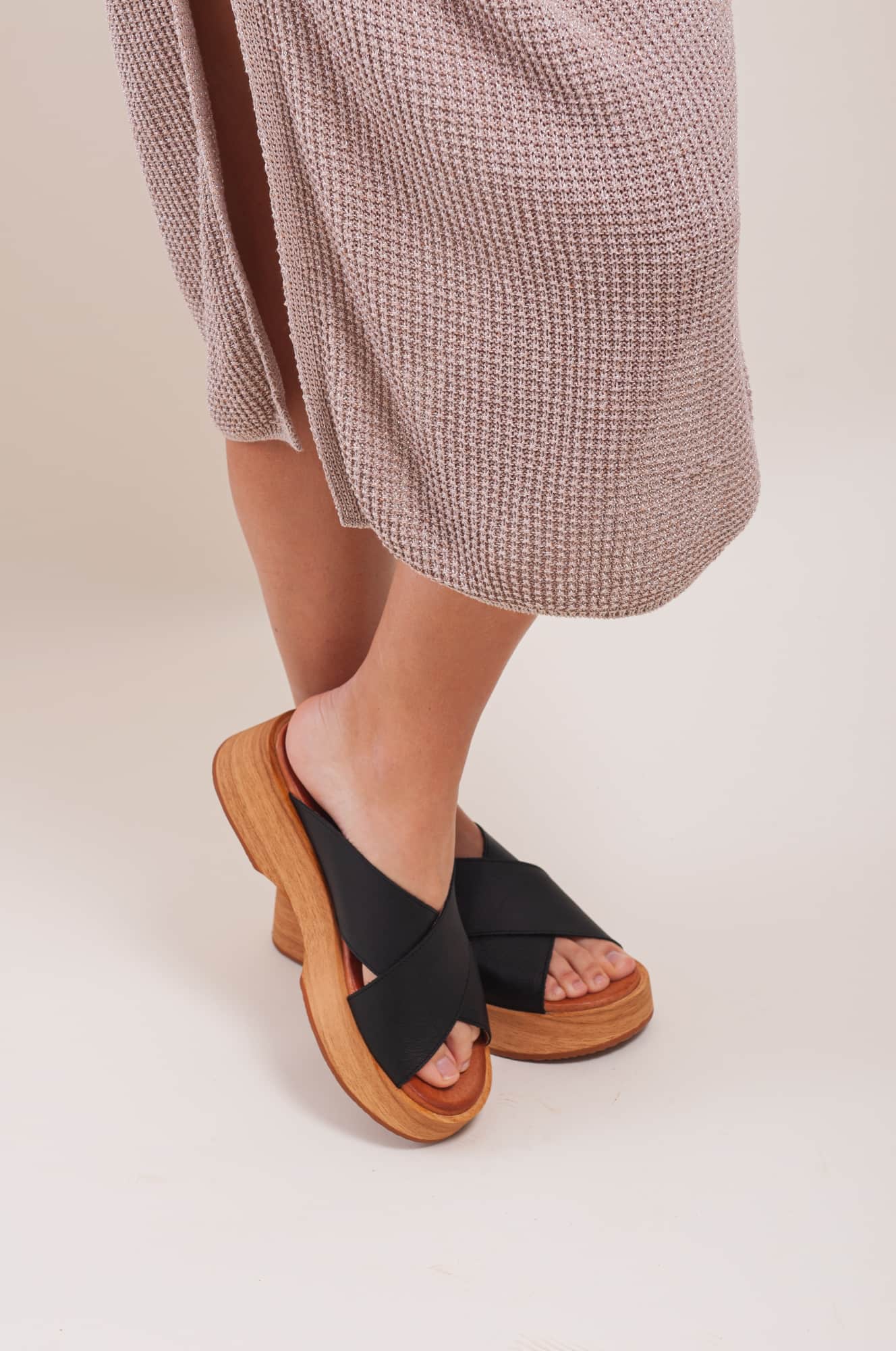 Sandalia negra de mujer. Sandalia de plataforma de piel natural. Sandalia cómoda y ligera