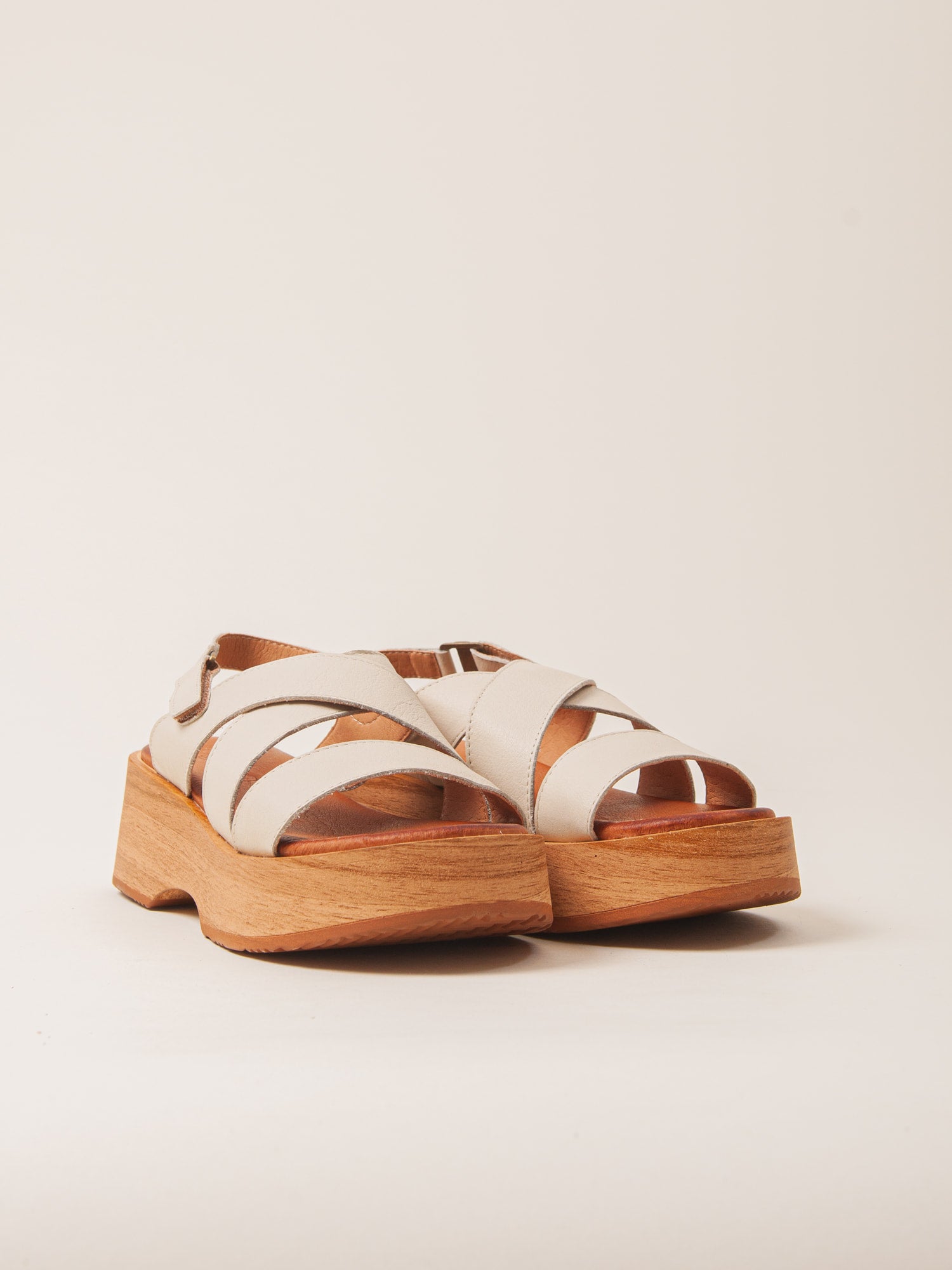 Sandalias blancas de plataforma cómodas y ligeras. Sandalias ideales para usar todo el día.