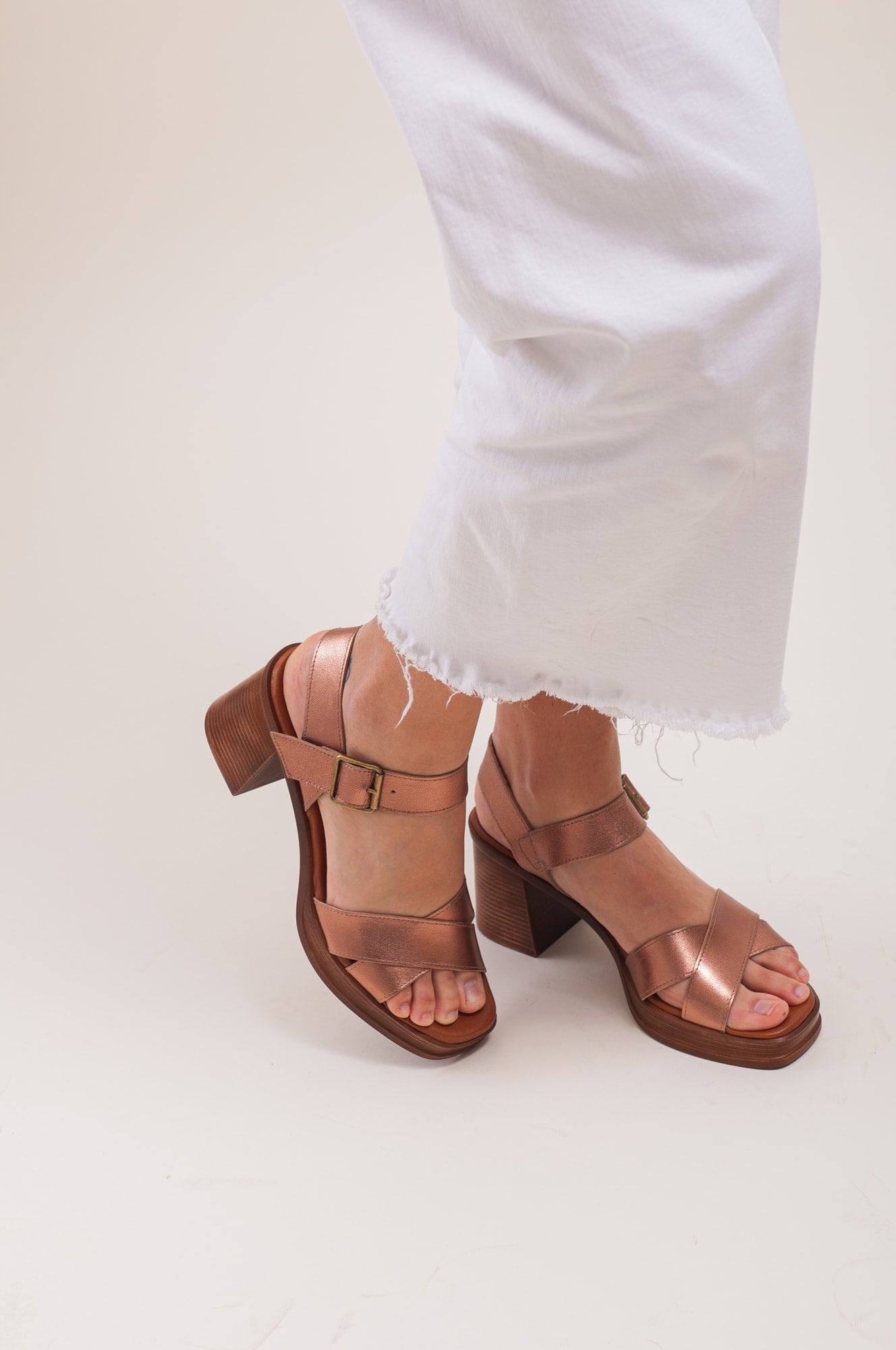 Zapato de mujer de tacón. Sandalia de tacón cómoda y ligera