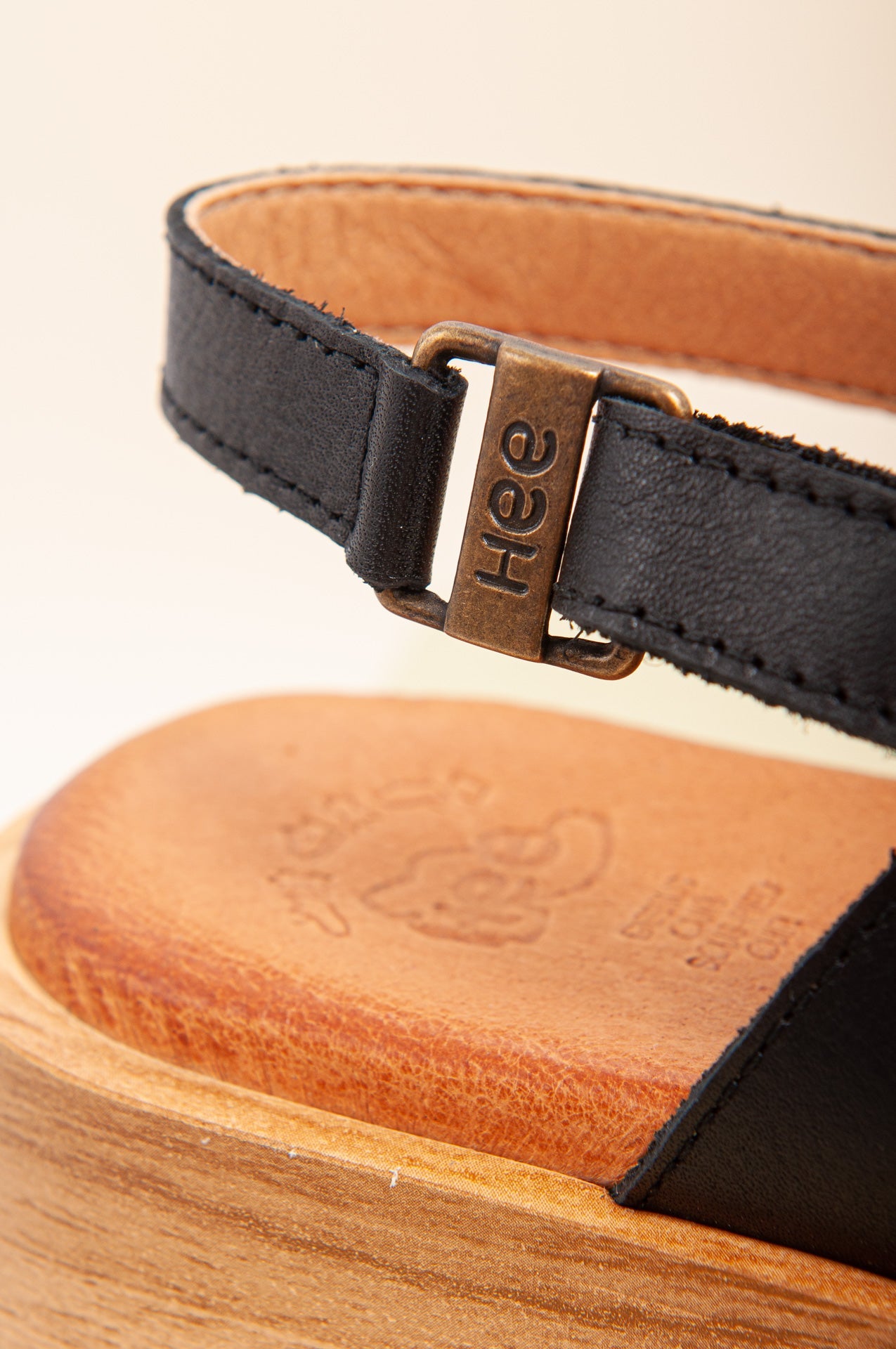 Sandalias negras de plataforma cómodas y ligeras. Sandalias ideales para usar todo el día.