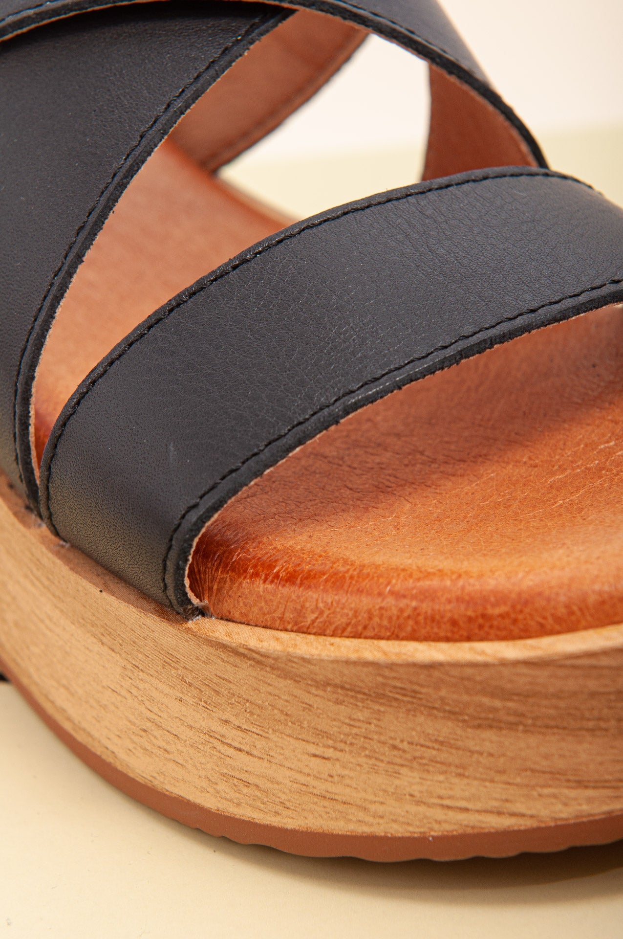 Sandalias negras de plataforma cómodas y ligeras. Sandalias ideales para usar todo el día.