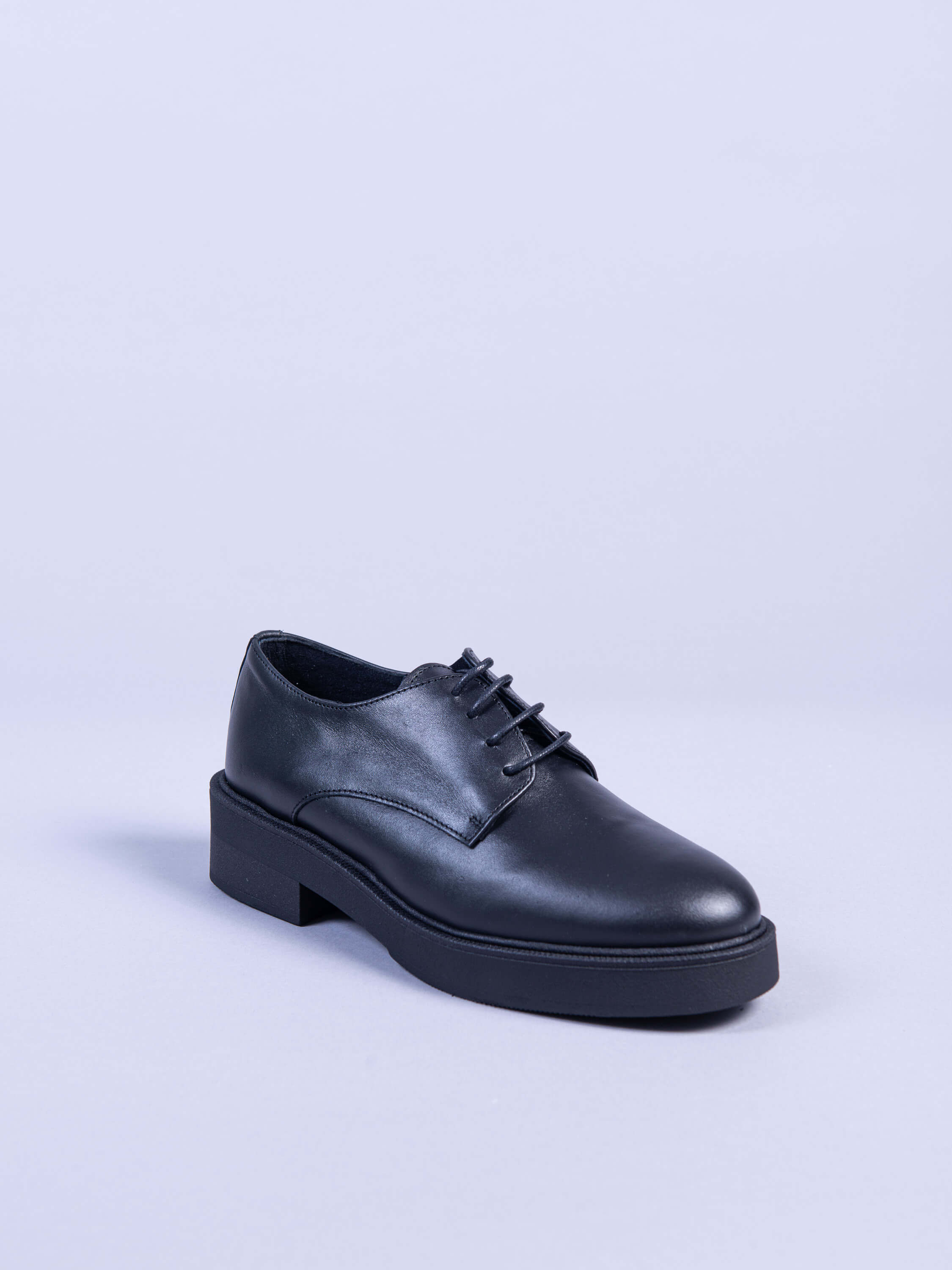 zapato de vestir de mujer color negro. Zapato cómodo y ligero