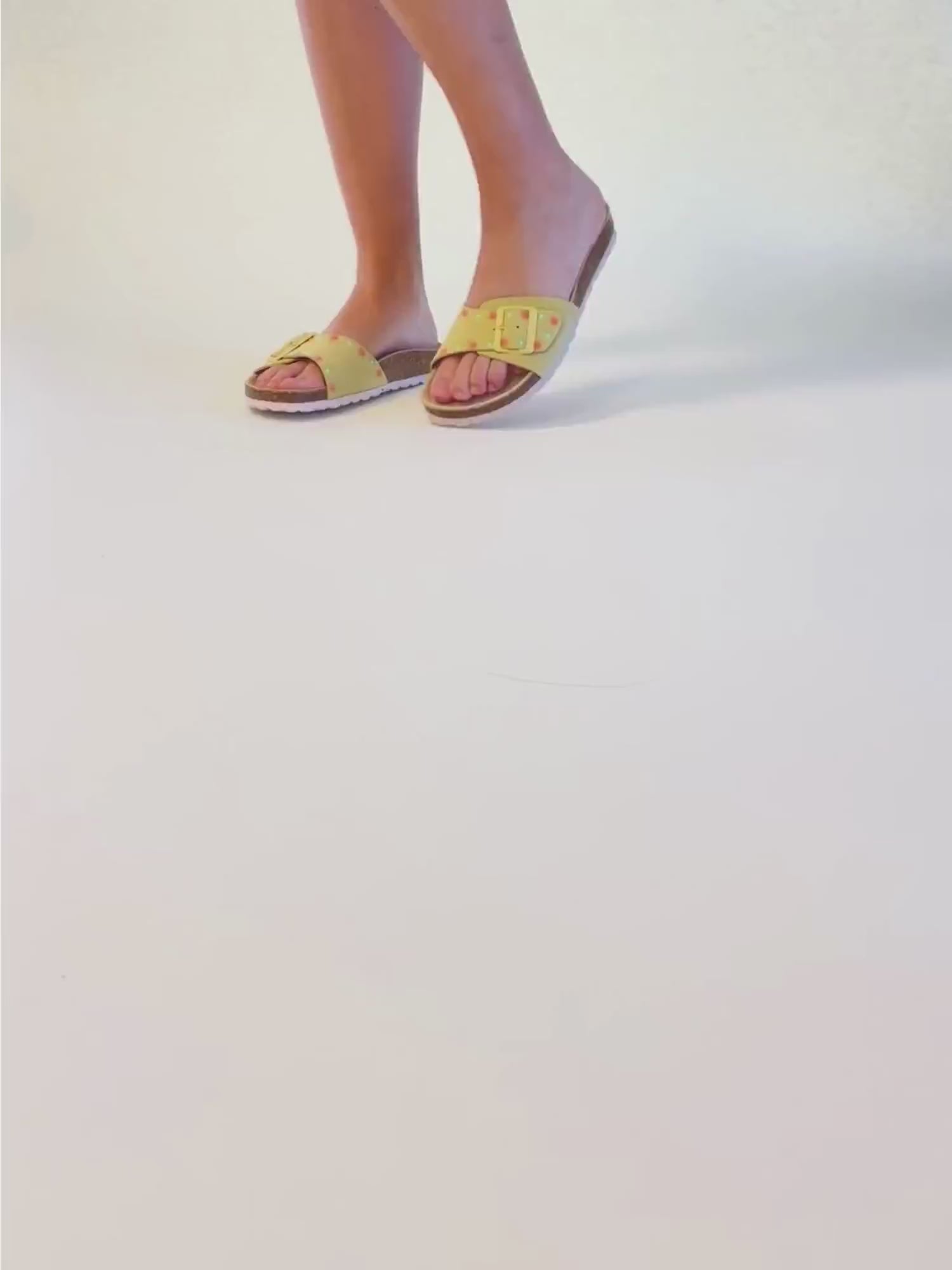 Sandalia plana de hebilla. Sandalia de mujer cómoda y ligera para el verano.