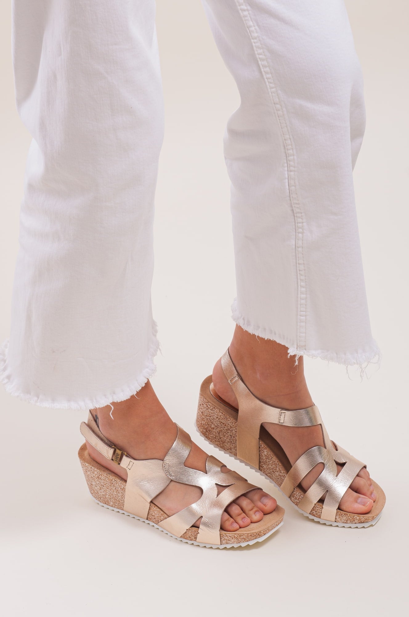 Sandalia de plataforma veraniega. Zapato de mujer ligero y versátil.