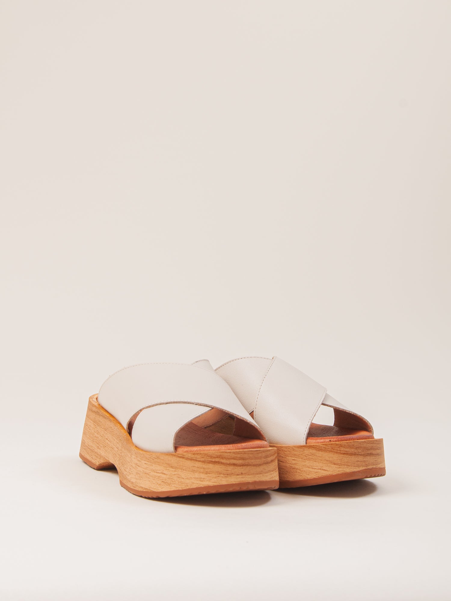 Sandalia blanca de mujer. Sandalia de plataforma de piel natural. Sandalia cómoda y ligera