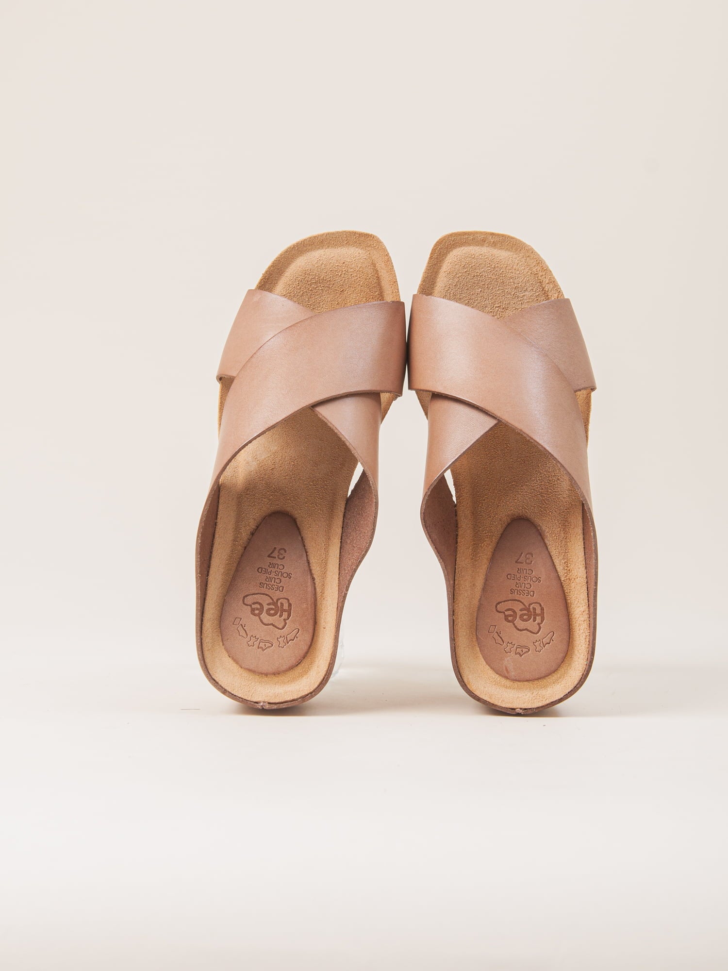 Sandalias de cuña. Sandalia de mujer con plataforma. Zapato de mujer ideal para el verano.