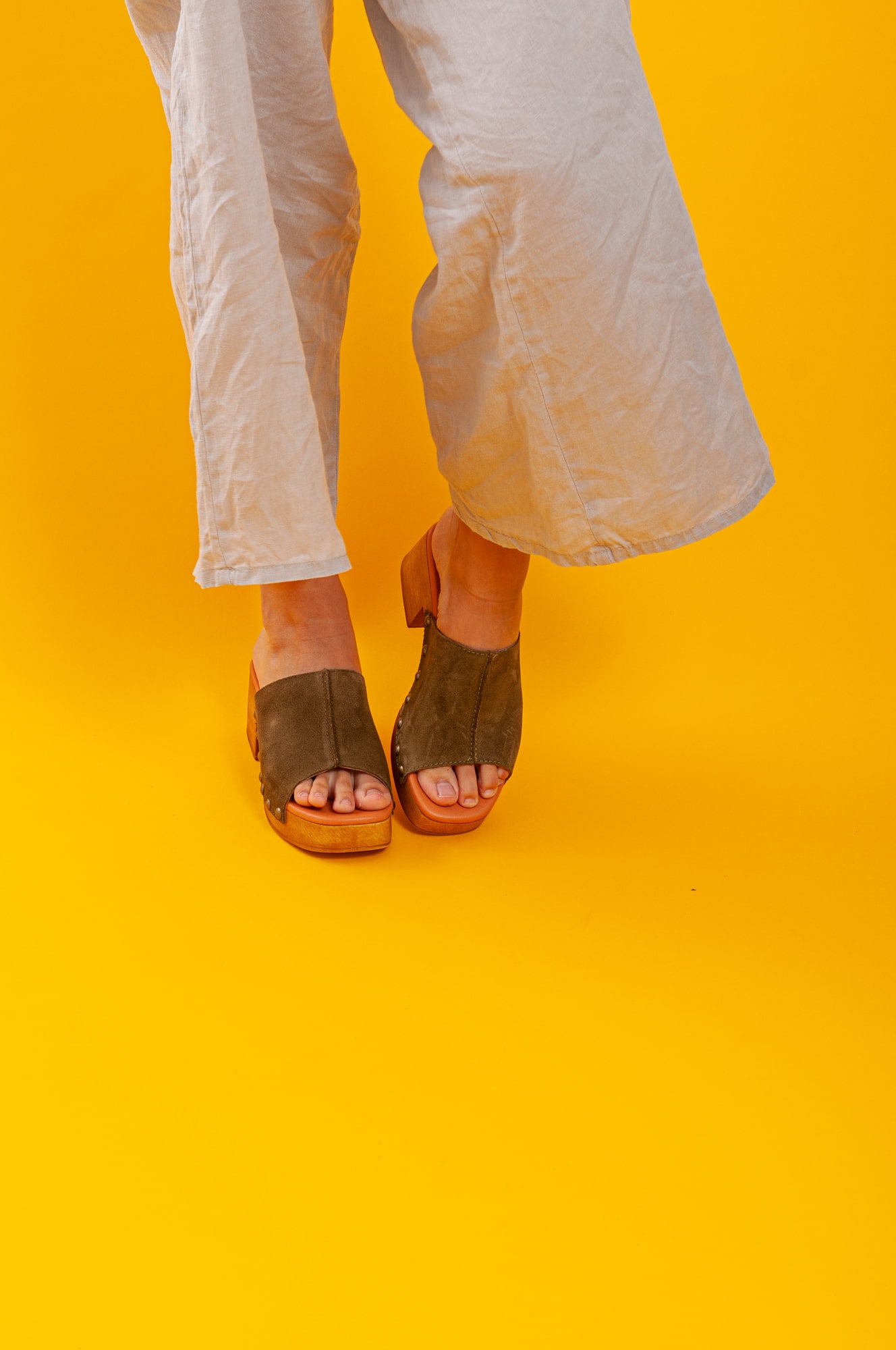 Zuecos de tacón ancho cómodos para mujer. Sandalias ligeros de uso diario.