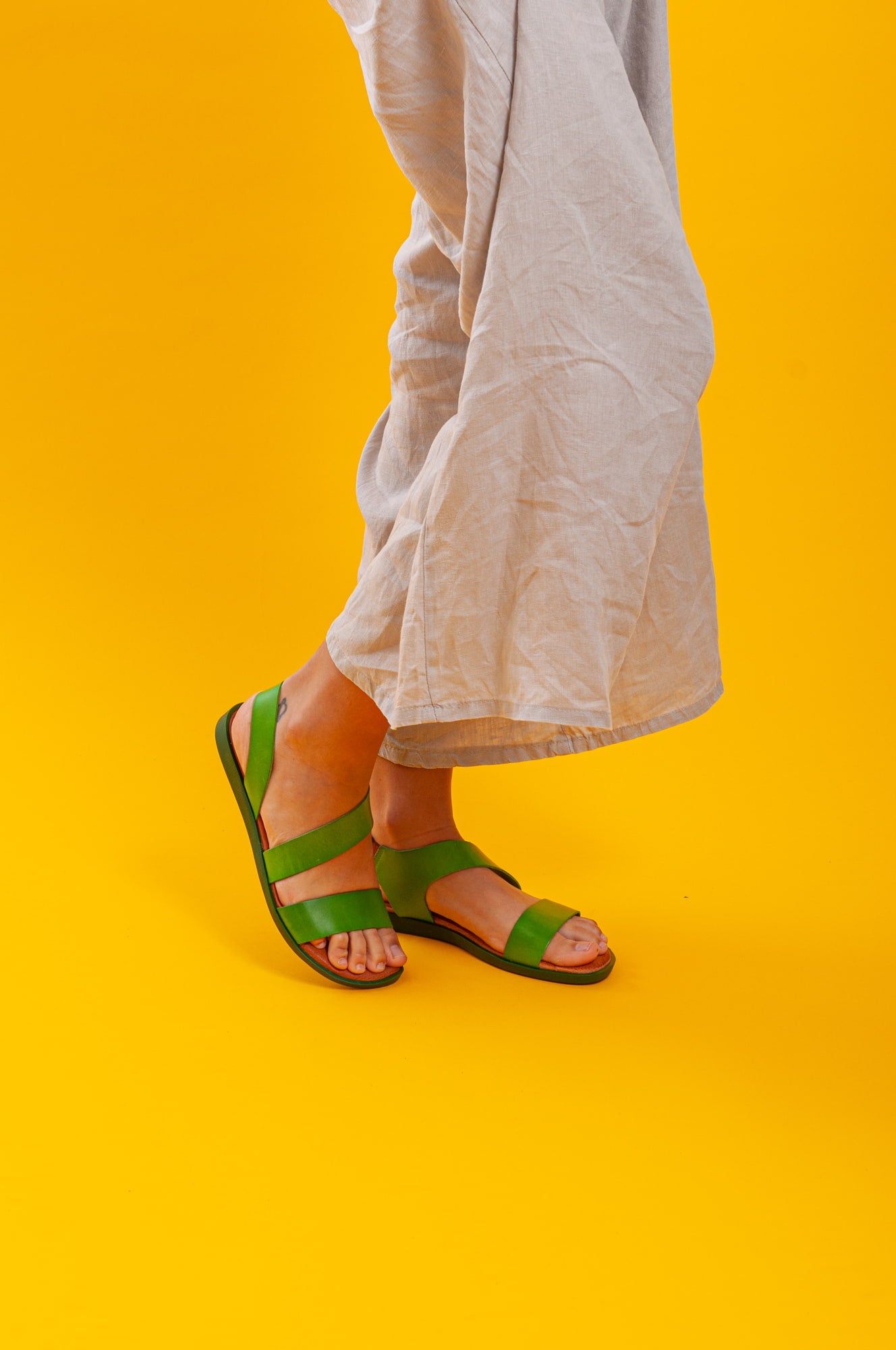Sandalias planas de mujer para uso diario. Sandalias planas cómodas y ligeras.