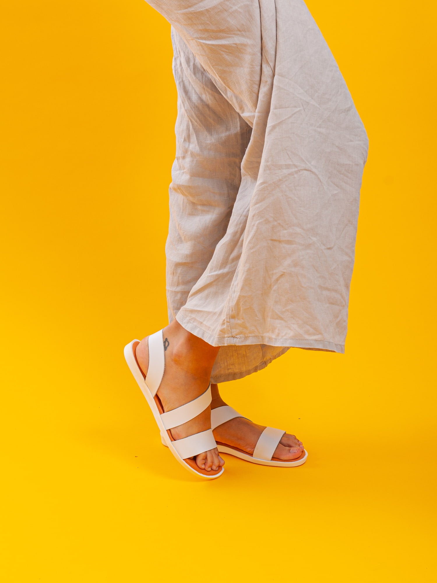 Sandalias planas de mujer para uso diario. Sandalias planas cómodas y ligeras.