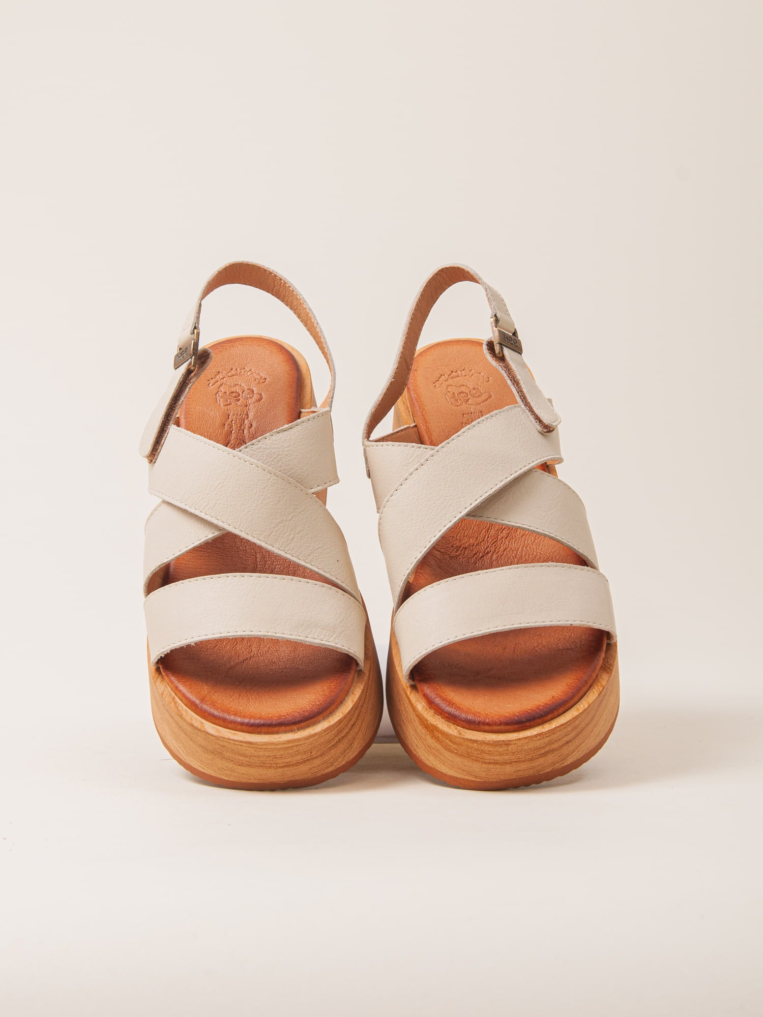 Sandalias blancas de plataforma cómodas y ligeras. Sandalias ideales para usar todo el día.