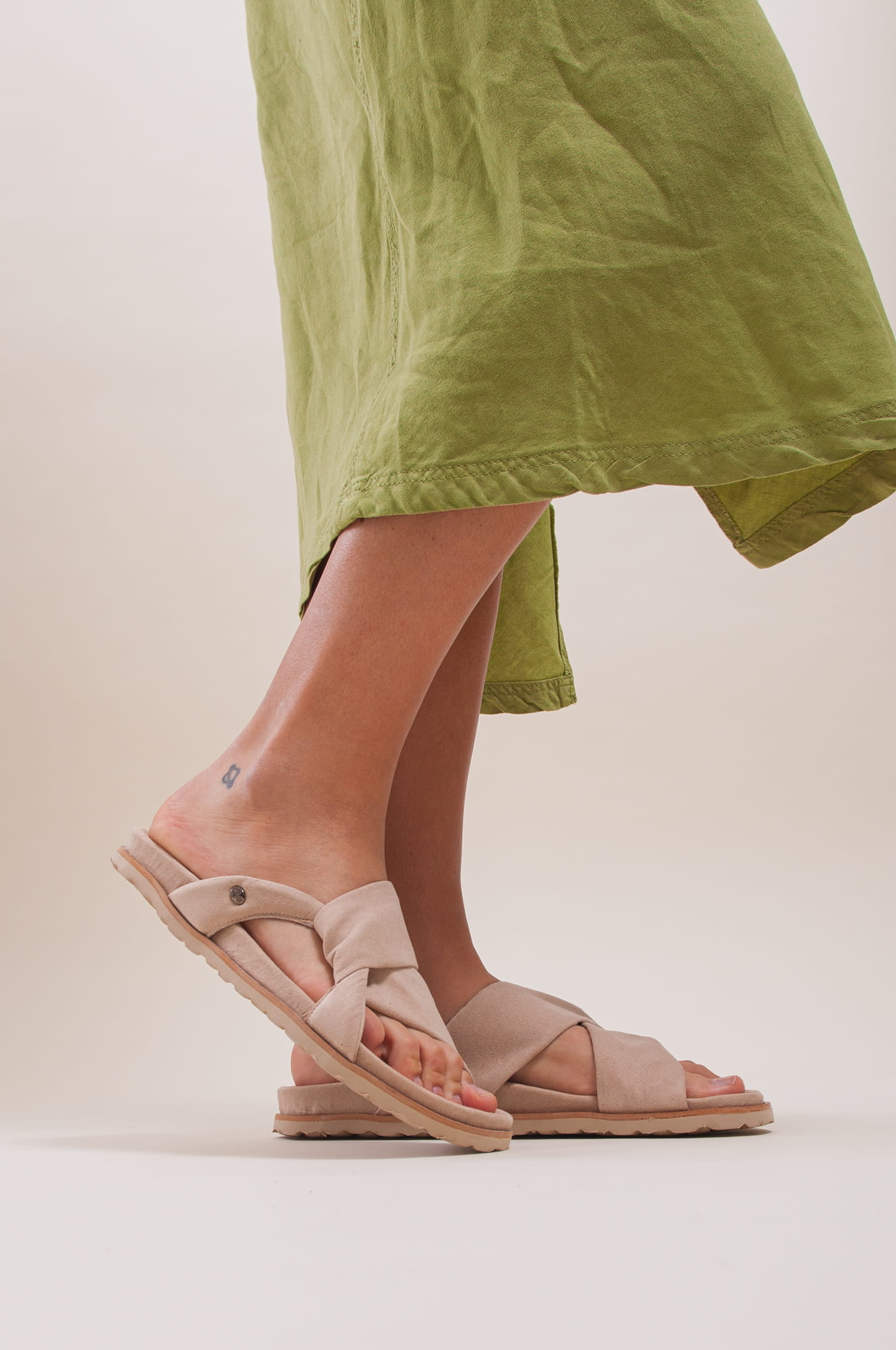 Sandalias planas de mujer cómodas.