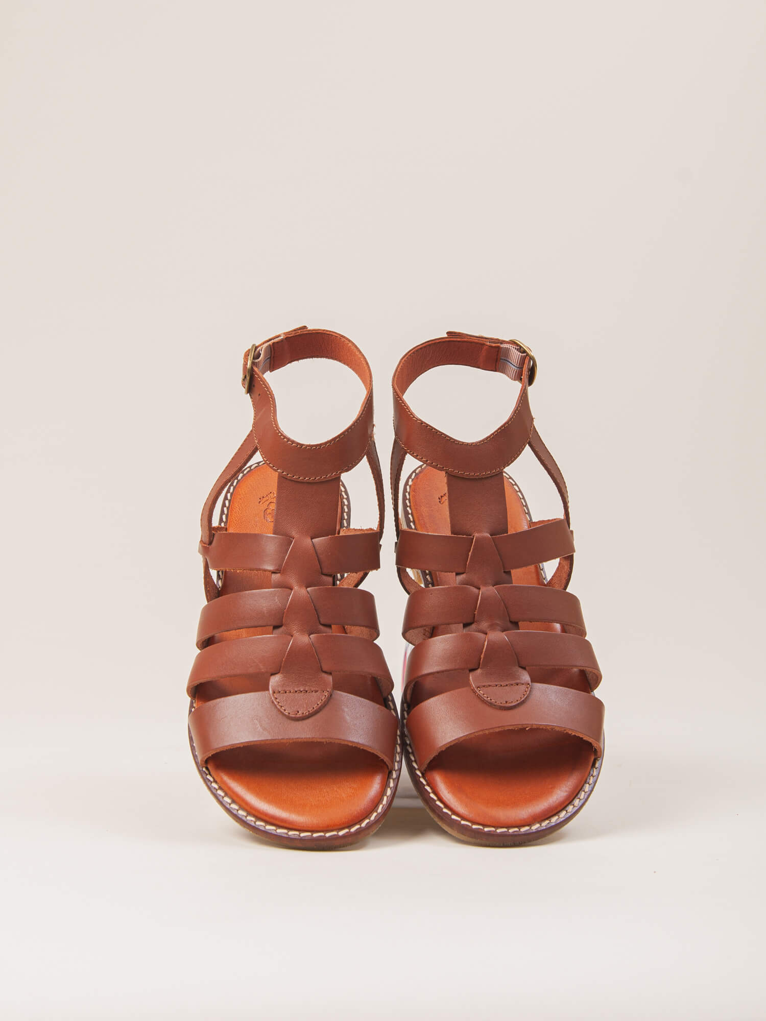 Sandalia estilo romana. Zapato de mujer cómodo y elegante.