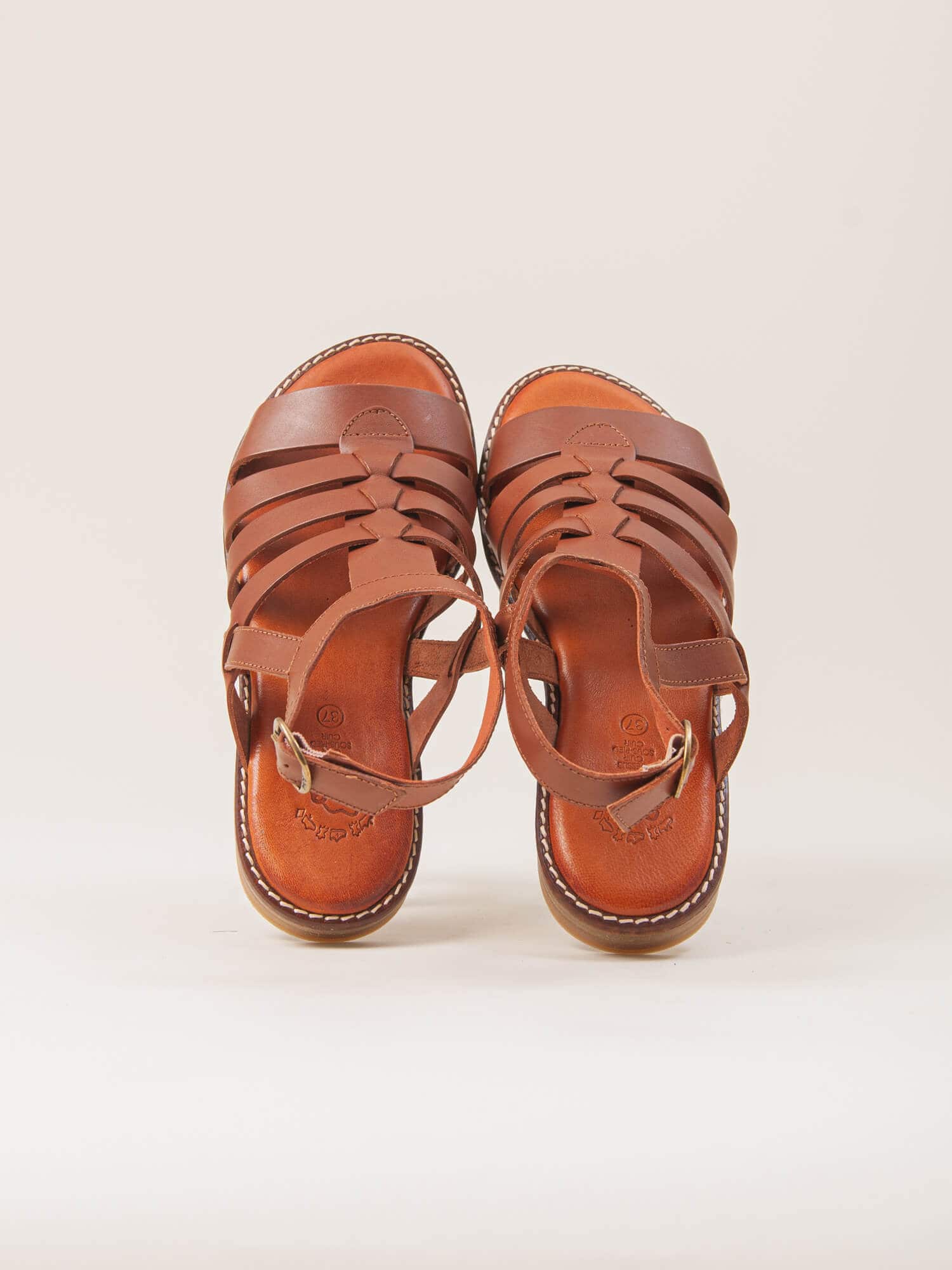 Sandalia estilo romana. Zapato de mujer cómodo y elegante.